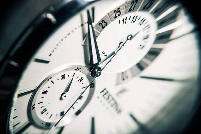 Imagen de reloj que significa tiempo de la garantía.